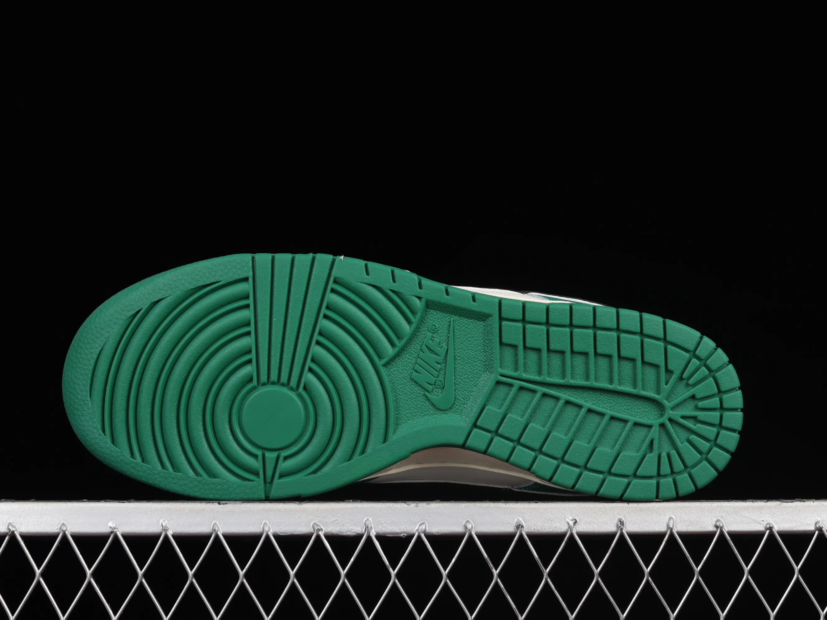 All Categories Nk SB Dunk Series Nk SB Dunk Low Low-top Sneakers #ZG Version Nk SB Dunk Low "Lottery" Heineken Color SB Smashing Backboard Fashion Casual Sneakers DR9654-100